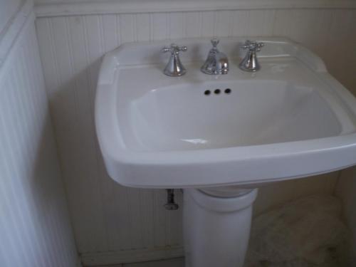 Pedestal sink installed in Winchester, MA 